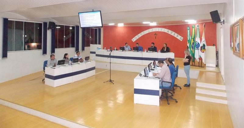 Projeto de Lei Complementar de autoria do executivo que amplia e cria vagas para concurso público é aprovado com emenda.